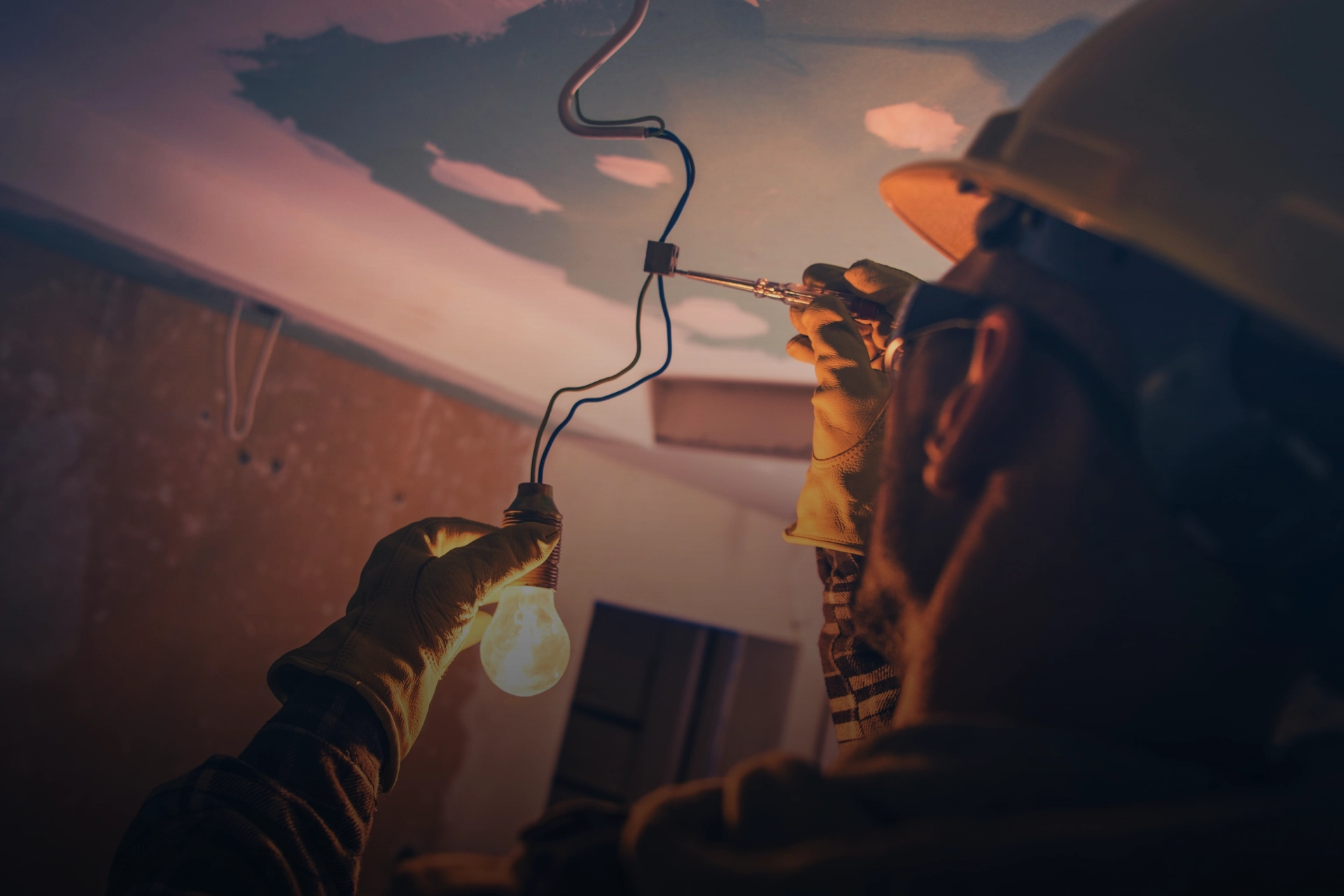 Elektriker monterar lampa i tak