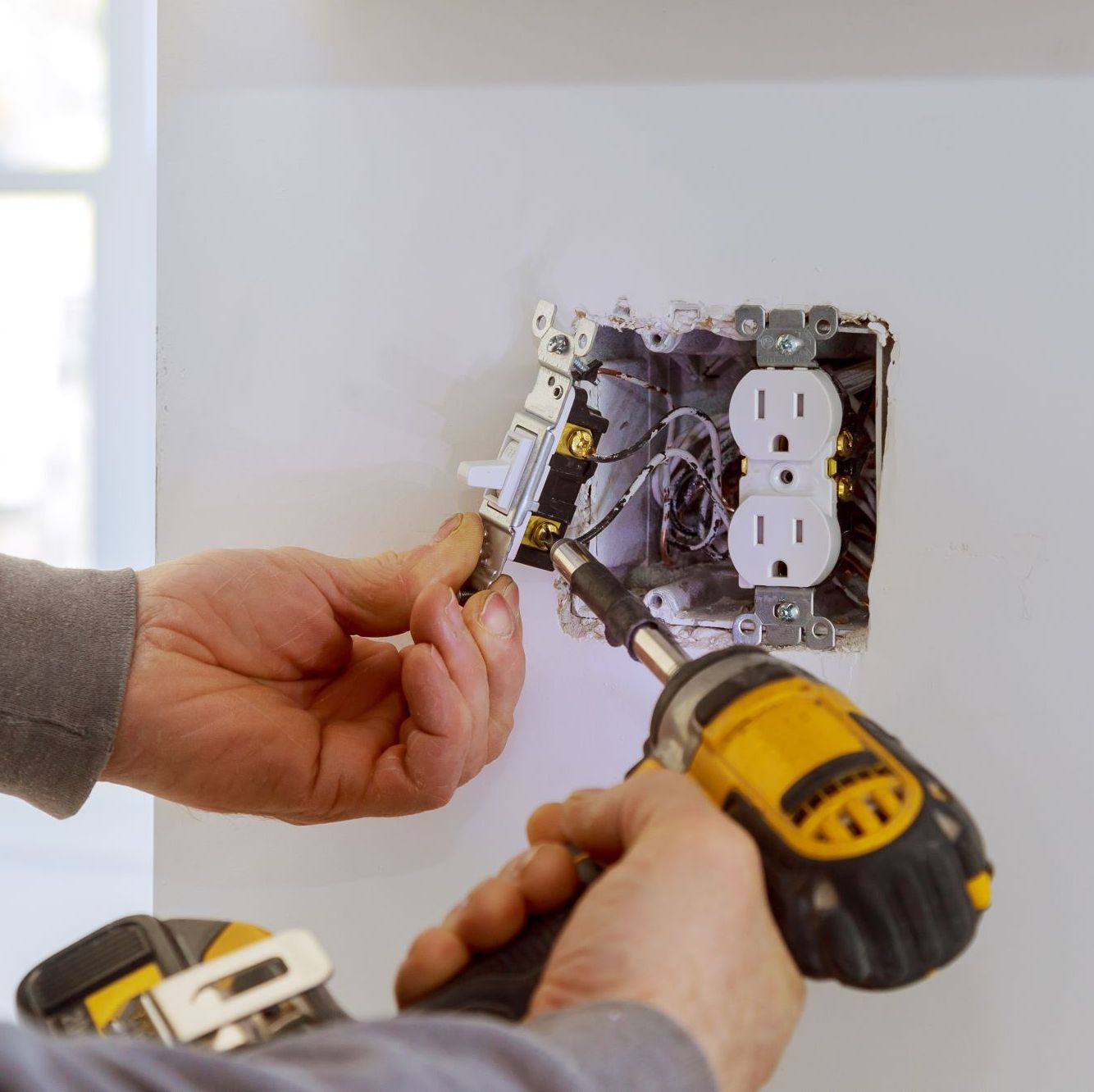 Elektriker jobbar med eluttag